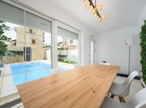 Apartment | Dining - Villa in Porec With Private Pool and Beach (Porec)
