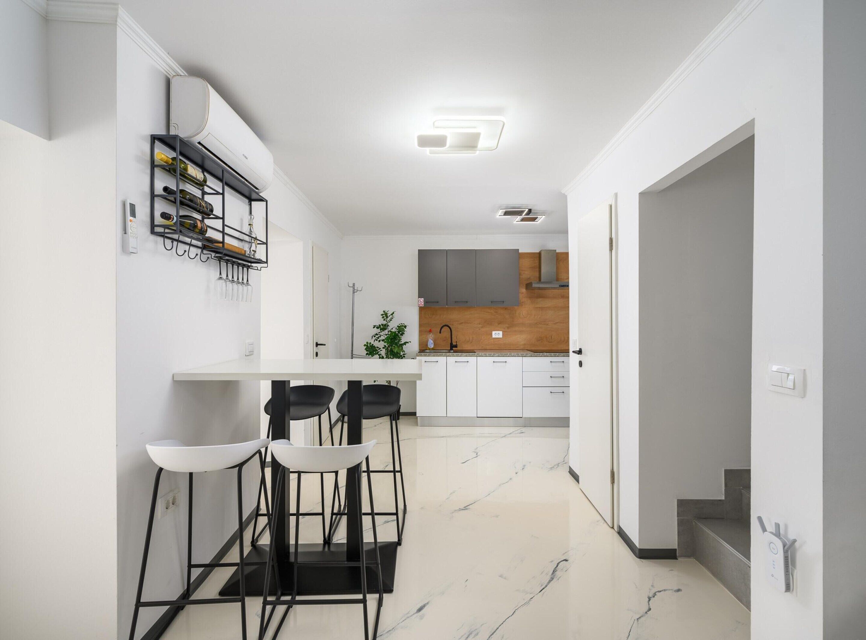 Appartement | Privékeuken | Een broodrooster, kookgerei, borden en bestek