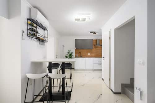 Appartement | Privékeuken | Een broodrooster, kookgerei, borden en bestek