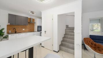 Apartamento | Cozinha privada | Torradeira, talheres/pratos/utensílios de cozinha