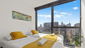 Family Apartment, City View | Meja, ruang kerja komputer riba, langsir/tirai gelap terus 