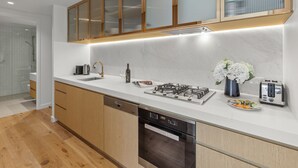Family Apartment, City View | Meja, ruang kerja komputer riba, langsir/tirai gelap terus 