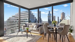 Family Apartment, City View | Meja, ruang kerja komputer riba, langsir/tirai gelap terus 