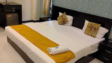 Double Room | 1 bedroom, in-room safe, blackout curtains, soundproofing