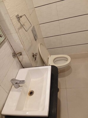 Slippers, soap, shampoo, toilet paper - Hotel Swathi  (New Delhi)
