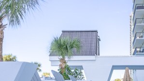 Terrace/patio - 114 Beachfront Heated Pool Studio Harborside View (Galveston)