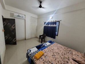 9 bedrooms - Spacious 9-bedroom apartment in phenomenal Varanasi with AC (Varanasi)