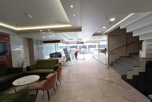 Lobby sitting area - HOTEL IMPERIAL VIEW (New Delhi)