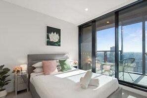 Căn hộ dành cho gia đình, ban công, quang cảnh thành phố | Bàn, khu vực làm việc phù hợp cho laptop, màn/rèm cản sáng 