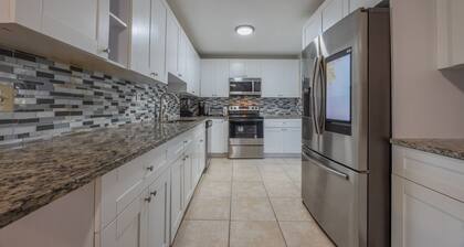 3-bedroom house in charming Royal Palm Beach with AC, WiFi, barbecue