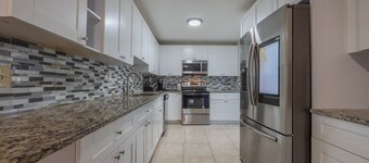 3-bedroom house in charming Royal Palm Beach with AC, WiFi, barbecue