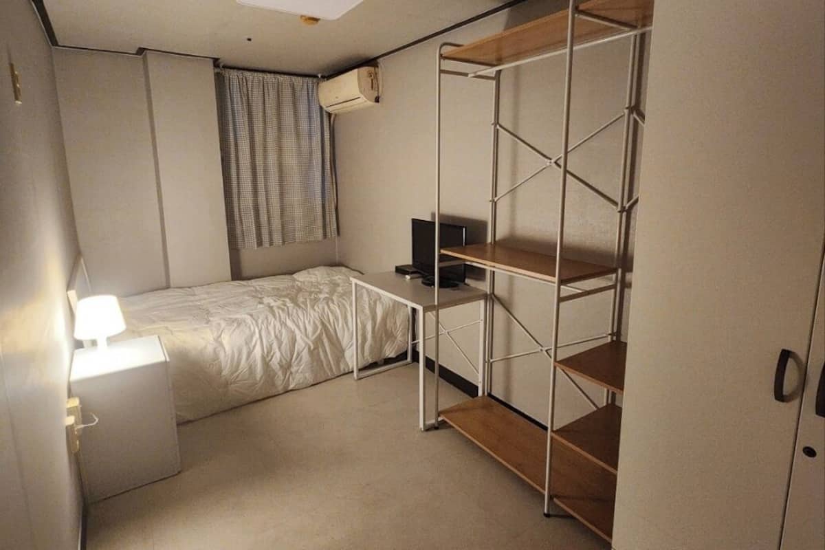 Habitación individual básica | Escritorio, espacio para trabajar con laptop y wifi gratis