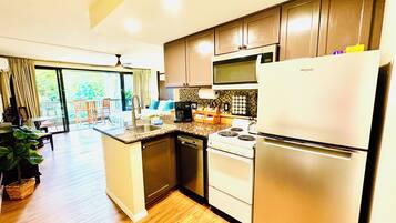 Frigorifero, microonde, forno, piano cottura