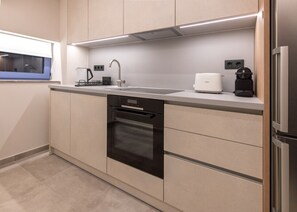 Kjøleskap, ovn, kokeplater og oppvaskmaskin