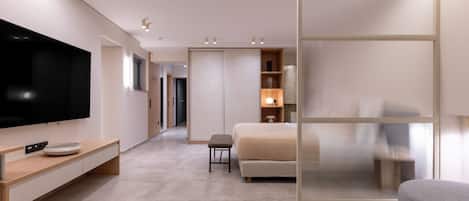 1 bedroom, desk, iron/ironing board, WiFi