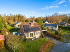 Un quartier résidentiel avec des maisons, une piscine et une pelouse bien entretenue.
