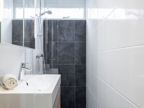 Shower - Peace and beauty at the Wadden in Lauwersoog. (Lauwersoog)