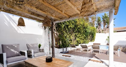 Villa Madrugada, Beachside Villa in Costabella