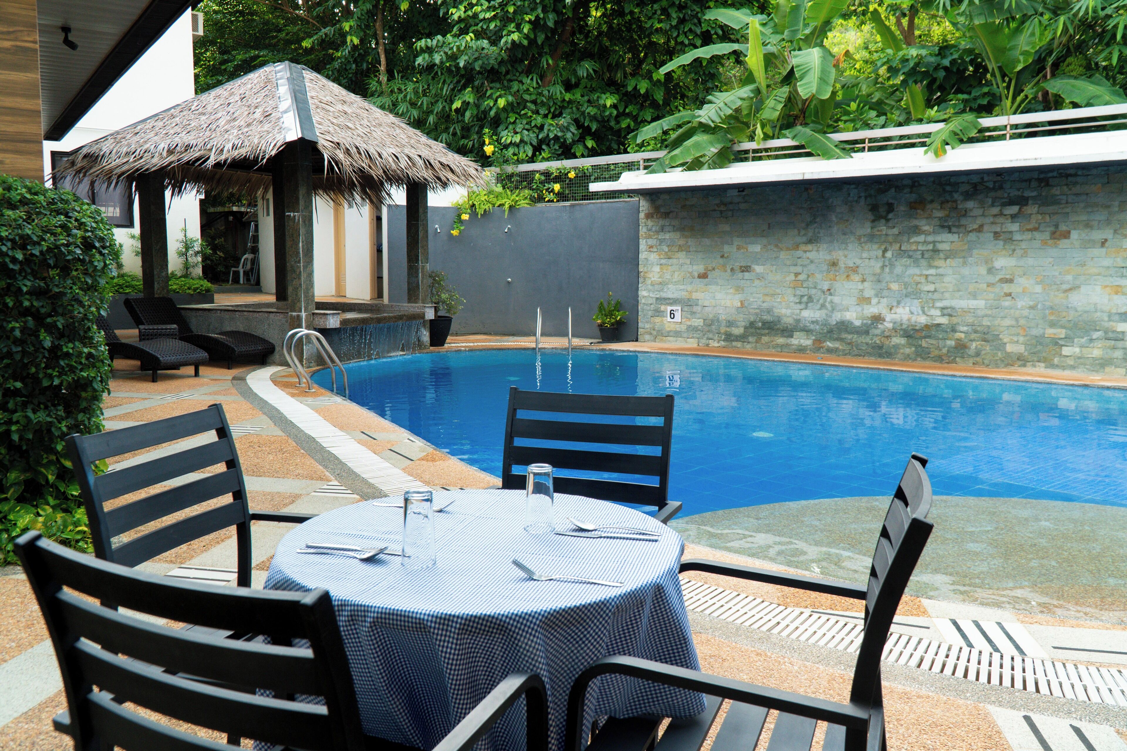 Buffet breakfast on weekends (PHP 400 per person)