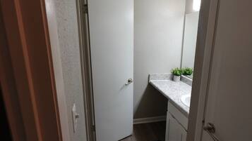 Toallas, jabón, papel de baño