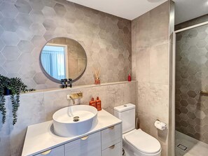 Dusj, hårføner og håndklær