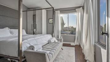 4 bedrooms, desk, iron/ironing board, WiFi