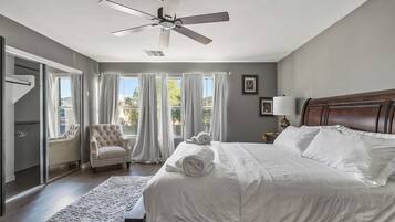 4 bedrooms, desk, iron/ironing board, WiFi
