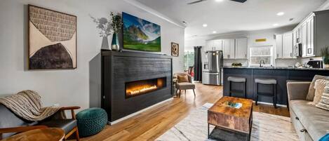 TV connectée, cheminée, jeux vidéo, livres