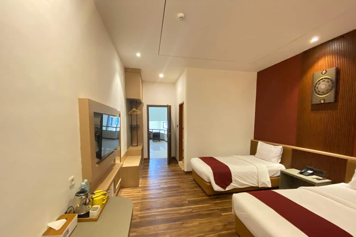 Comfort Twin Room | Desk, laptop workspace, blackout curtains, soundproofing