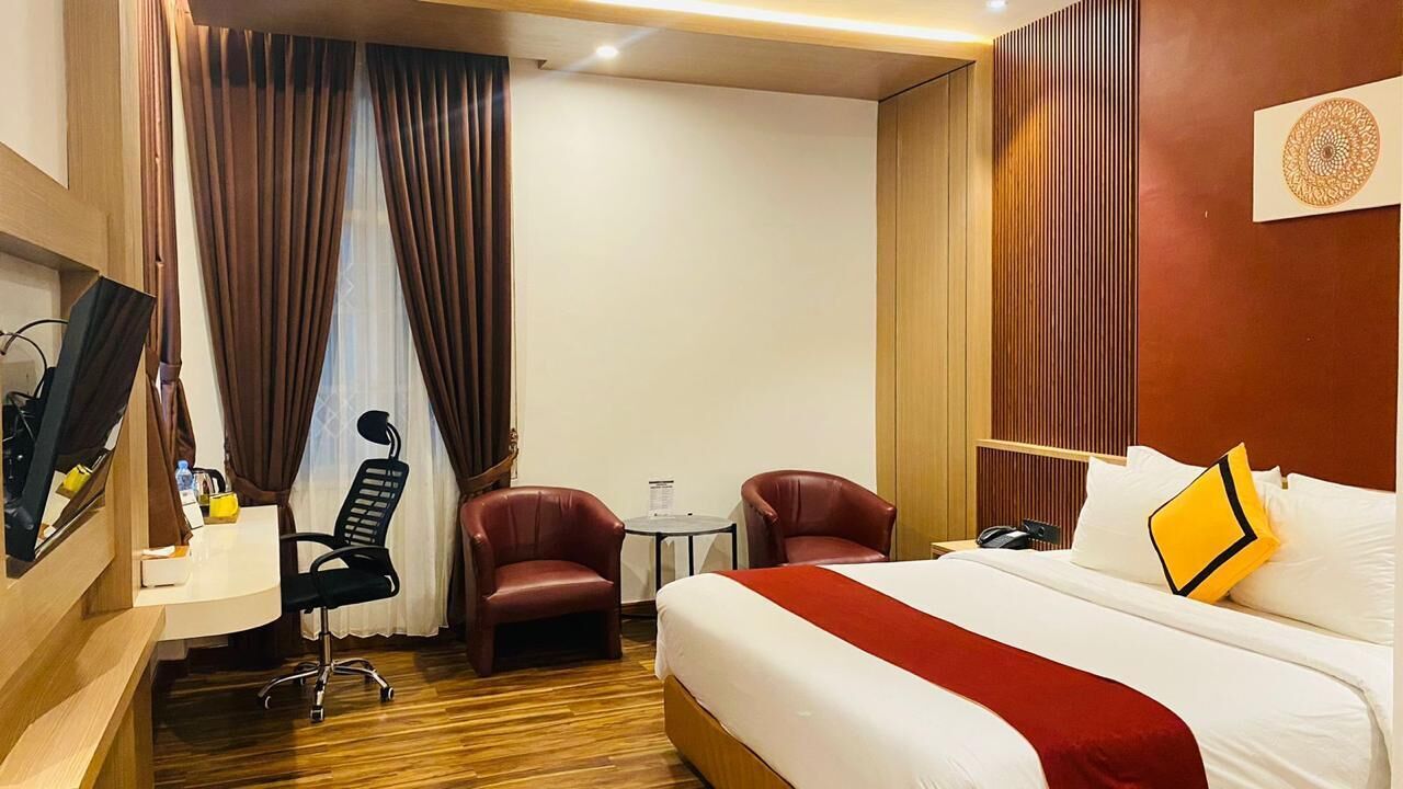 Quarto casal grand | Escrivaninha, espaço de trabalho para notebook, cortinas blackout