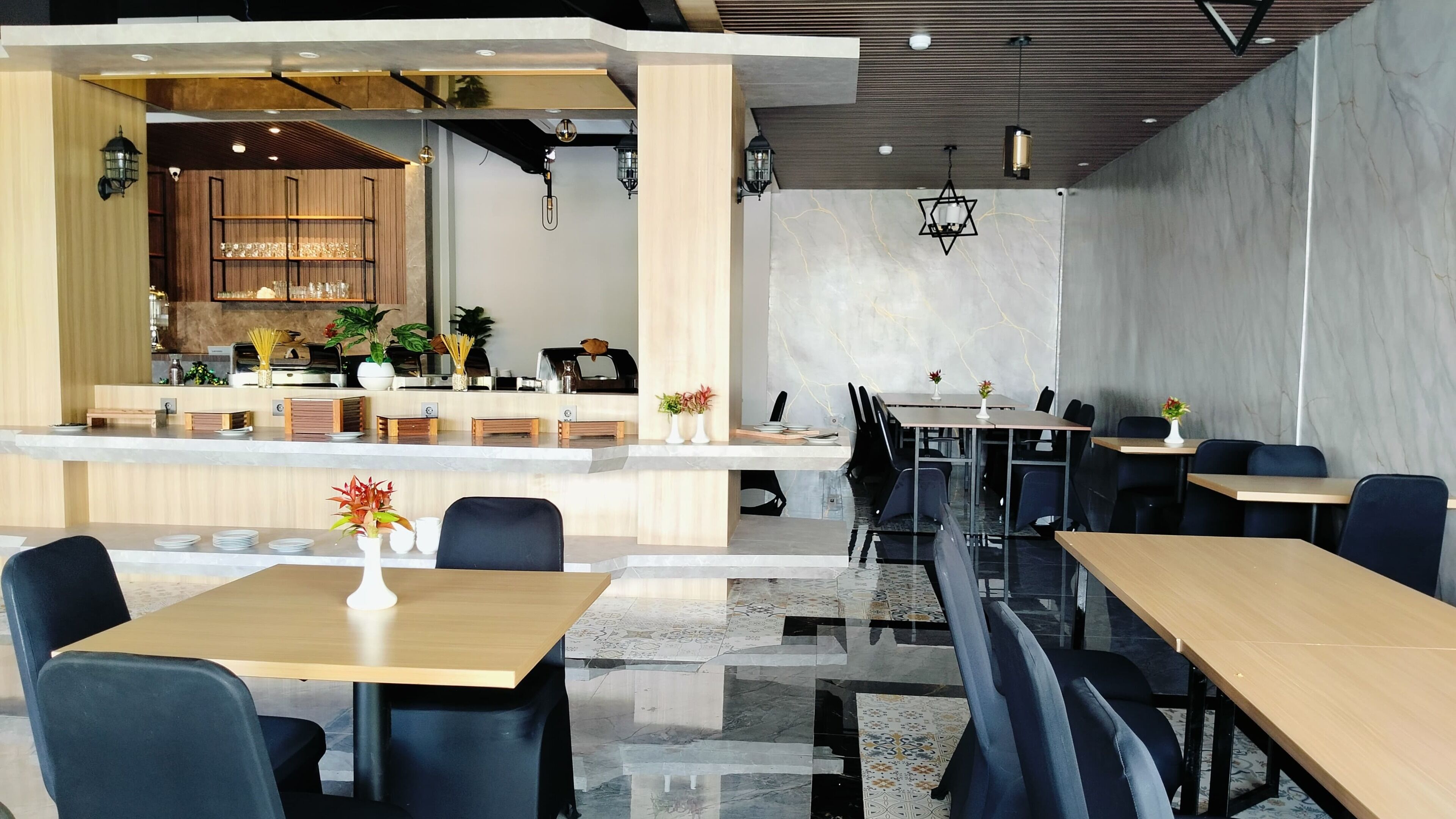 Interior moderno de restaurante com área de bar, disposição de assentos e elementos decorativos.