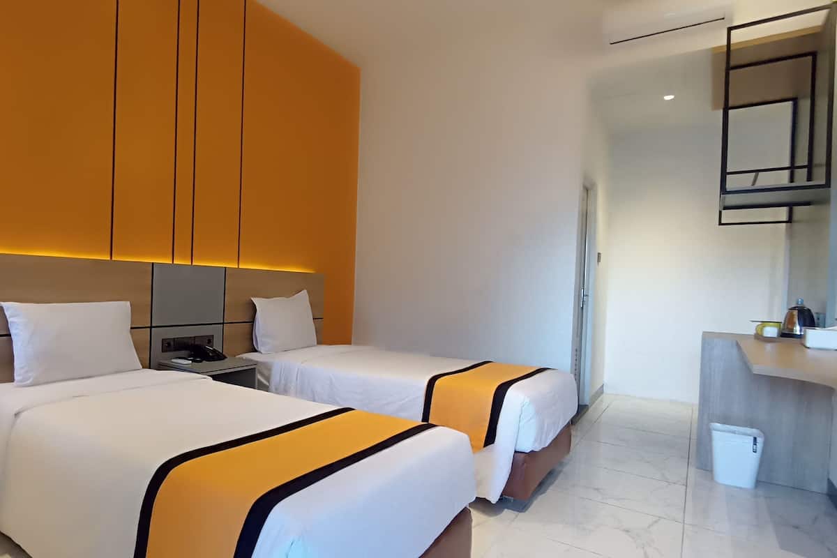 Deluxe Twin Room | Desk, laptop workspace, blackout curtains, soundproofing