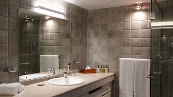 Master Room | Baño | Batas, pantuflas, toallas, shampoo