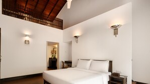 Deluxe Attic | In-room safe, WiFi (free), bed sheets - Jetwing Ratnam Residence (Colombo)