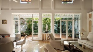 Lobby sitting area - Jetwing Ratnam Residence (Colombo)