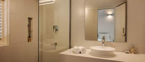 Deluxe Room | Bathroom | Bathrobes, slippers, towels, shampoo