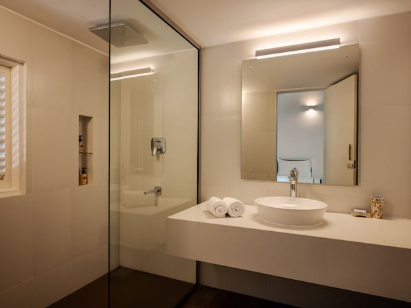 Deluxe Room | Salle de bain | Peignoirs, pantoufles, serviettes fournies, shampooing