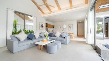 5 Bedroom Villa | Coin séjour | TV connectée de 43 pouces avec chaßnes par cùble