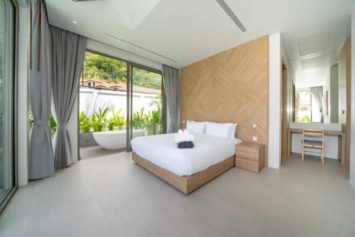 5 bedrooms, in-room safe, iron/ironing board, cots/infant beds