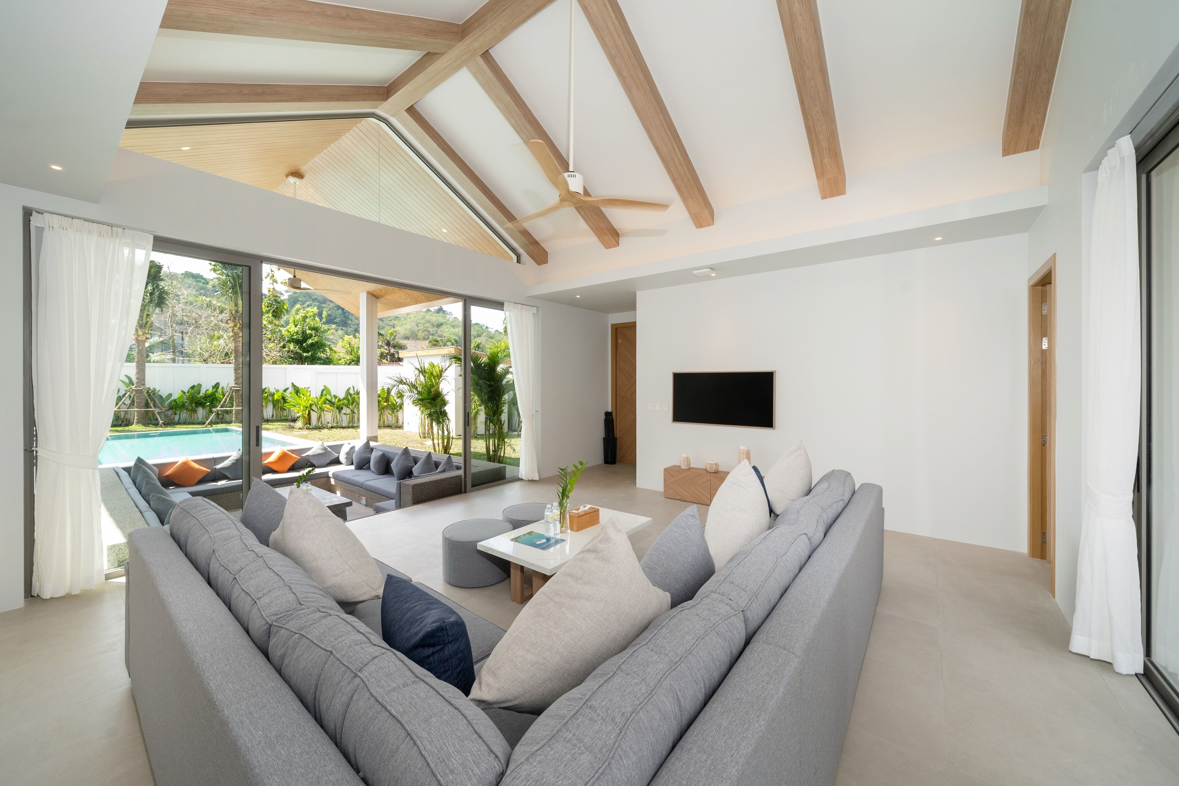 5 Bedroom Villa | Aire de séjour | Téléviseur connecté de 43 po avec télévision par câble
