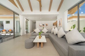 5 Bedroom Villa Plus | บริเวณนั่งเล่น | สมาร์ททีวี 43 นิ้ว พร้อมช่องเคเบิล