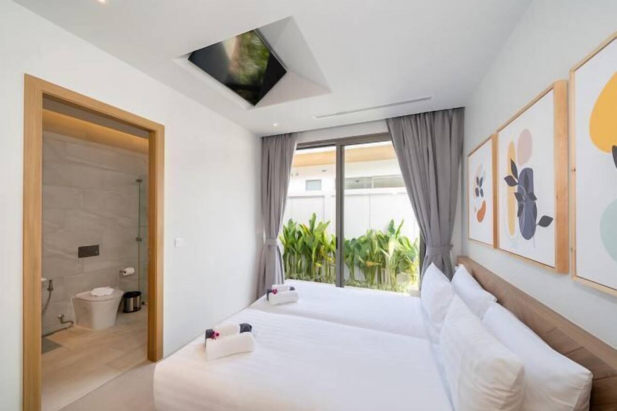 Caixa forta a l'habitació, planxa i posts de planxar i bressols 