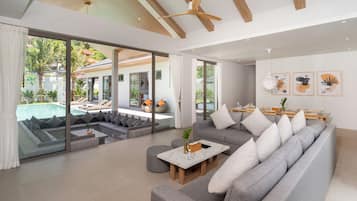 5 Bedroom Villa Plus | Living area | 43-inch Smart TV with cable channels