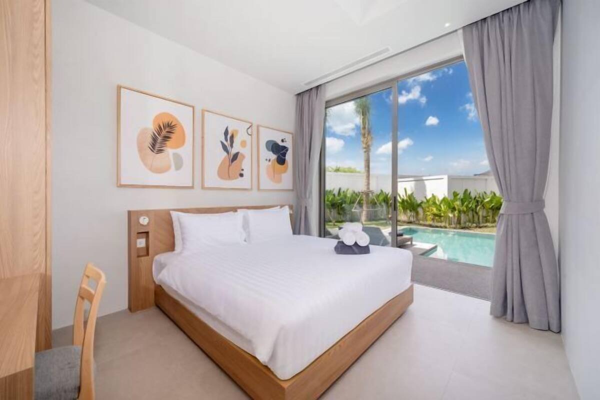 5 bedrooms, in-room safe, iron/ironing board, cots/infant beds