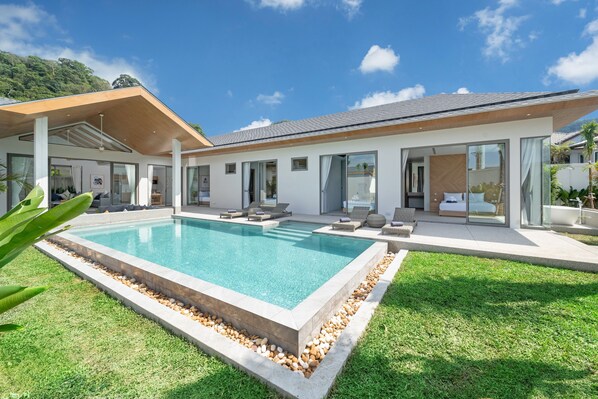 5 bedrooms, in-room safe, iron/ironing board, cots/infant beds