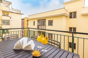 Outdoor dining - New Family 3 Bedrooms house in Sorrento (Sorrento)