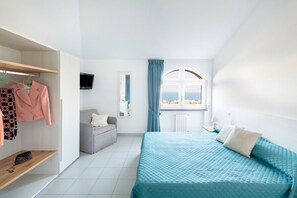 2 soverom, skrivebord, strykejern/-brett og reiseseng for barn