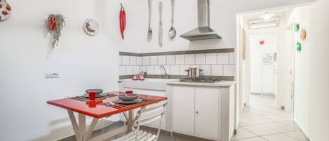 Refrigerador, microondas, placa de cocina, cafetera/tetera