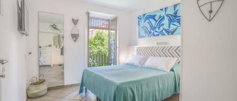 2 soverom, safe på rommet, strykejern/-brett og reiseseng for barn