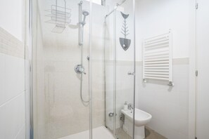 Shower, hair dryer, bidet, towels - Two Bedrooms Apt in Sorrento Center with Balcony (Sorrento)